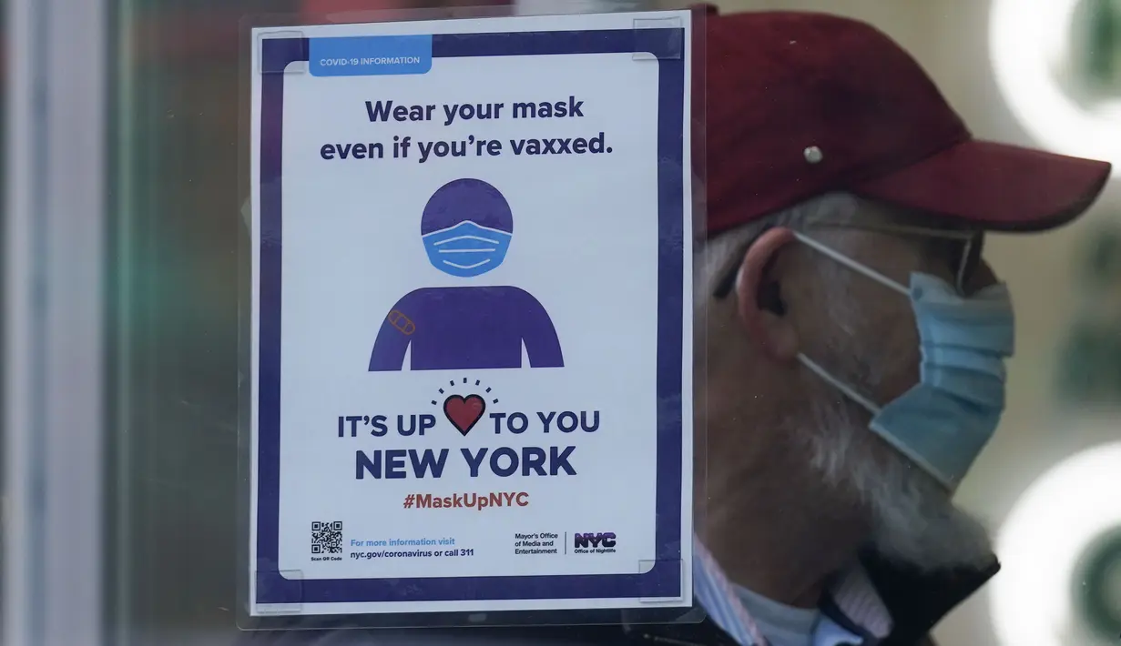 Sebuah tanda mengingatkan pelanggan bahwa masker diperlukan di toko mereka di New York, Senin (13/12/2021). Wajib masker di semua tempat umum dalam ruangan di negara bagian New York mulai berlaku pada Senin ketika para pejabat menghadapi lonjakan kasus COVID-19 dan rawat inap. (AP Photo/Seth Wenig)
