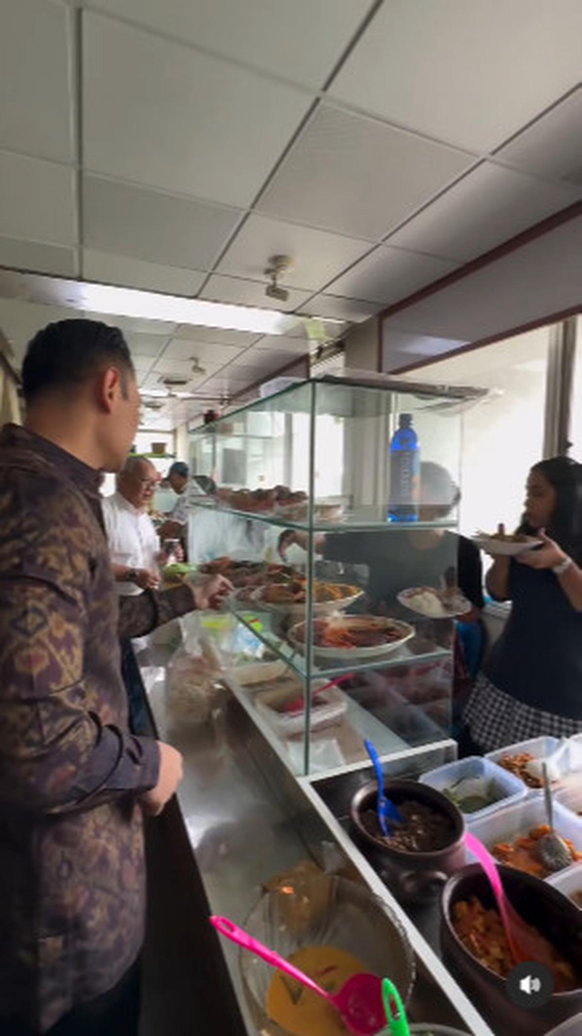 Menteri AHY Antre di Kantin Kantor Beli Makan Siang
