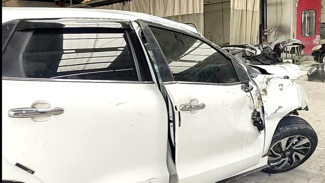 6 Potret Mobil Yang Dikendarai Rendy Kjaernett dan Lady Nayoan Usai Alami Kecelakaan Hingga Terbalik di Tol (Liputan6.com - M Altaf Jauhar)