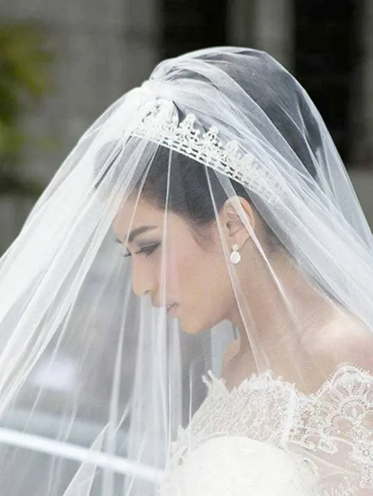 Pengantin wanita yang berbahagia hari ini terlihat cantik dalam tudung pengantin putihnya. Meski tak dapat dipungkiri Chelsea Olivia merasa gugup di hari pernikahannya. (via instagram/@e_lintang)