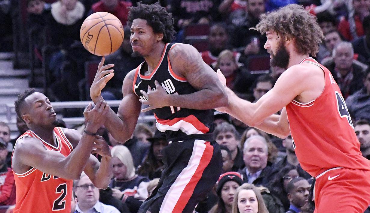 Pebasket Portland Trail Blazers, Ed Davis, berebut bola dengan pebasket Chicago Bulls, Robin Lopez dan Jerian Grant pada laga NBA di Stadion United Center, Selasa (2/1/2018). Bulls kalah dari Blazers dengan skor 120-124. (AP/David Banks)