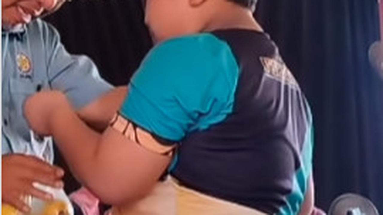 Momen Sedih Anak Yatim Perpisahan dengan Guru yang Selalu Perhatian