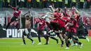 Para pemain AC Milan melakukan selebrasi usai menghadapi Genoa pada pertandingan Serie A di Stadion San Siro, Milan, Italia, 15 April 2022. AC Milan menang 2-0. (AP Photo/Luca Bruno)