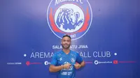 Bruno Smith memamerkan jerseynya setelah resmi teken kontrak di Arema FC, Rabu (21/10/2020). (Bola.com/Iwan Setiawan)