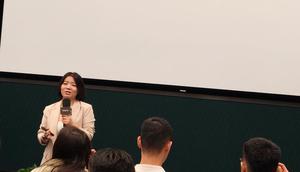 Oppo Overseas CMO, Ling Liu memaparkan perkembangan teknologi dan jaringan OPPO di Kantor Pusat OPPO Shenzhen,&nbsp;China.&nbsp;