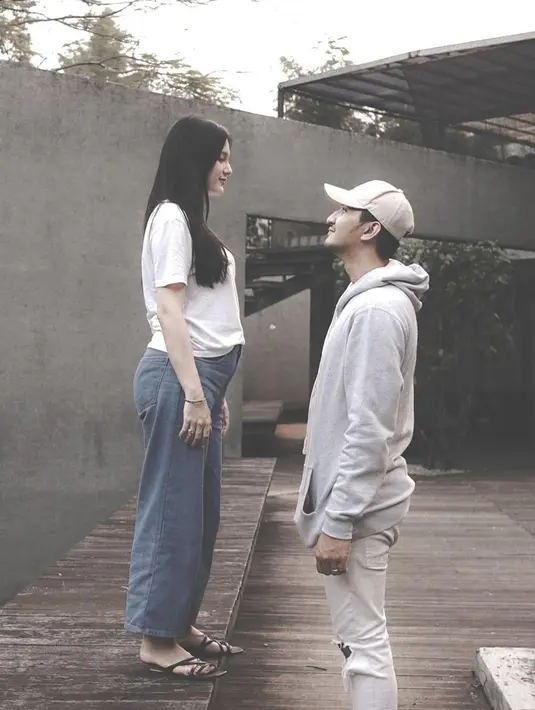 <p>Raut bahagia tak bisa disembunyikan dari wajah pasangan suami istri yang menikah pada 28 Desember 2021 yang lalu ini. Rumah tangga Aditya Zoni dan Yasmine Ow pun kini makin terlihat harmonis. (Instagram/yxsmine.ow)</p>