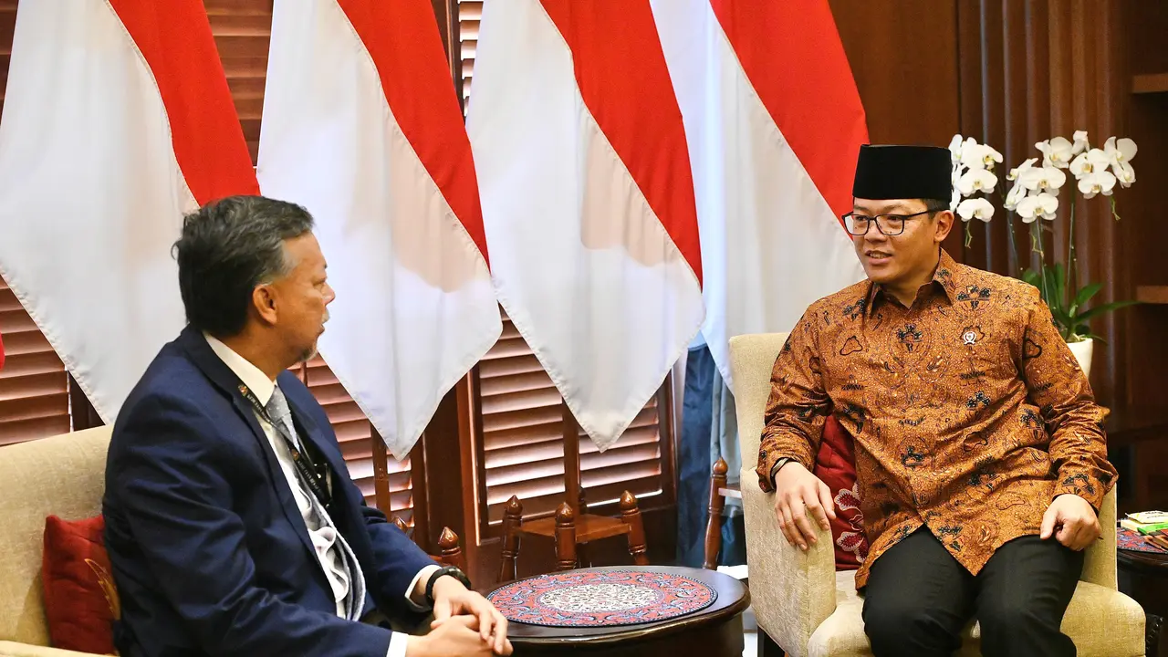 Pertemuan bilateral antara Menlu RI Sugiono (kanan) dan Duta Besar Malaysia untuk Indonesia Dato’ Syed Mohamad Hasrin Tengku Hussin pada Selasa (12/3/2025). (Dok. Kemlu RI)
