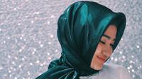 Marcella tampil menawan dengan hijab berwarna hijau tosca. Marcella Simon mengucapkan dua kalimat syahadat pada Sabtu (7/9/2019) yang dituntun oleh Ustaz Adi Hidayat. (Liputan6.com/IG/@marcella_simon)
