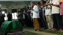 "Kami sangat berterimakasih kepada semua, juga media. Kita bersyukur kepada Allah SWT, karena bisa mengantarkan beliau ke alam barzah," kata Nurzaman usai jenazah dikebumikan. (Deki Prayoga/Bintang.com)