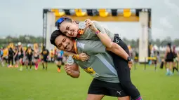 Setelah berhasil menyelesaikan marathon, Ririn mengungkapkan rasa bangganya di media sosial. Ia menyatakan bahwa pengalaman tersebut bukan hanya tentang berlari, tetapi juga tentang menguji batas diri dan menikmati setiap momen bersama orang terkasih. Ririn juga berterima kasih kepada Ibnu Jamil yang telah setia menemani dan memberinya semangat dari awal hingga akhir. (Liputan6.com/IG/@ririnekawati)