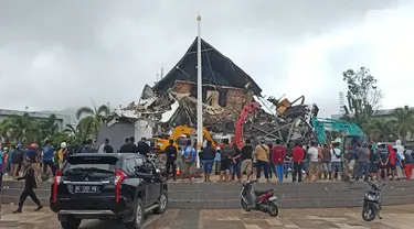 Suasana Kantor Gubernur Sulawesi Barat pasca Gempa Bumi dengan Magnitudo 6,2 mengguncang Majene pada Jumat 15 Januari 2021 pada pukul 02.24 Wita. (Liputan6.com/Abdul Rajab Umar)