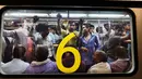 Penumpang menunggu di dalam kereta di sebuah stasiun di New Delhi, 11 Juli 2014. Sebuah penelitian baru dari PBB memprediksi bahwa India akan melampaui China sebagai negara dengan penduduk terbanyak pada tahun 2022. (AFP PHOTO/ ARINDAM DEY)