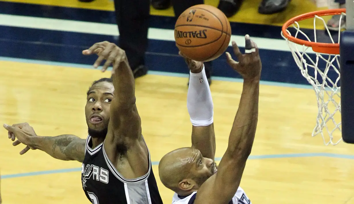 Guard Memphis Grizzlies, Vince Carter (kanan), melakukan tembakan saat dihadang forward San Antonio Spurs, Kawhi Leonard (2), pada laga play off NBA di FedEx Forum, Memphis, AS, Sabtu (23/4/2016) WIB. (Reuters/Nelson Chenault-USA TODAY Sports)