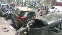 Truk bermuatan gas LPG tabrak sejumlah kendaraan di Bandung, Rabu (29/7/2026). (Azzurra Galexia/merdeka.com