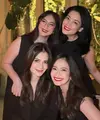 Persahabatan antara para Gadis Sampul di tahun 90an; Lulu Tobing, Cut Tari, Ersa Mayori, dan Novita Angie patut diacungi jempol. Keempatnya masih terlihat sangat dekat hingga saat ini. Di akhir tahun lalu, keempatnya terlihat makan malam bersama untuk merayakan akhir tahun bersama. Potret kebersamaan yang menawan karena pesona keempat perempuan ini yang seakan tak pernah luntur. [Foto: Instagram/ersamayori]