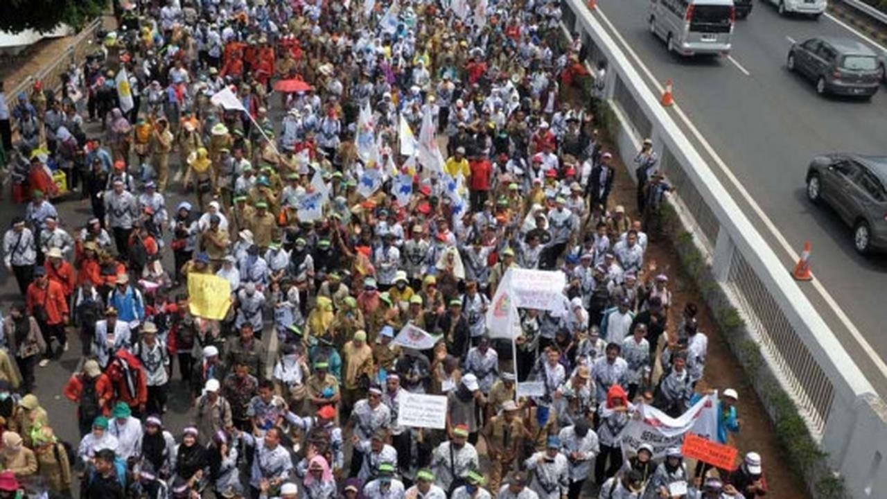 Tuntut jadi PNS, ribuan guru honorer banjiri Gedung DPR