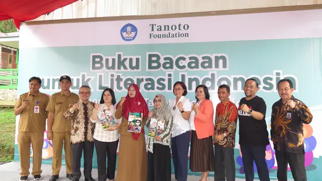Jajaran Kemendikbudristek dan Tanoto Foundation saat kegiatan di Sekolah SDN 018 Tenggarong Seberang Kabupaten Kutai Kartanegara, sebagai tanda dimulainya penyaluran buku bacaan berkualitas serta pelatihannya pada Senin (27/11/202). (Dok