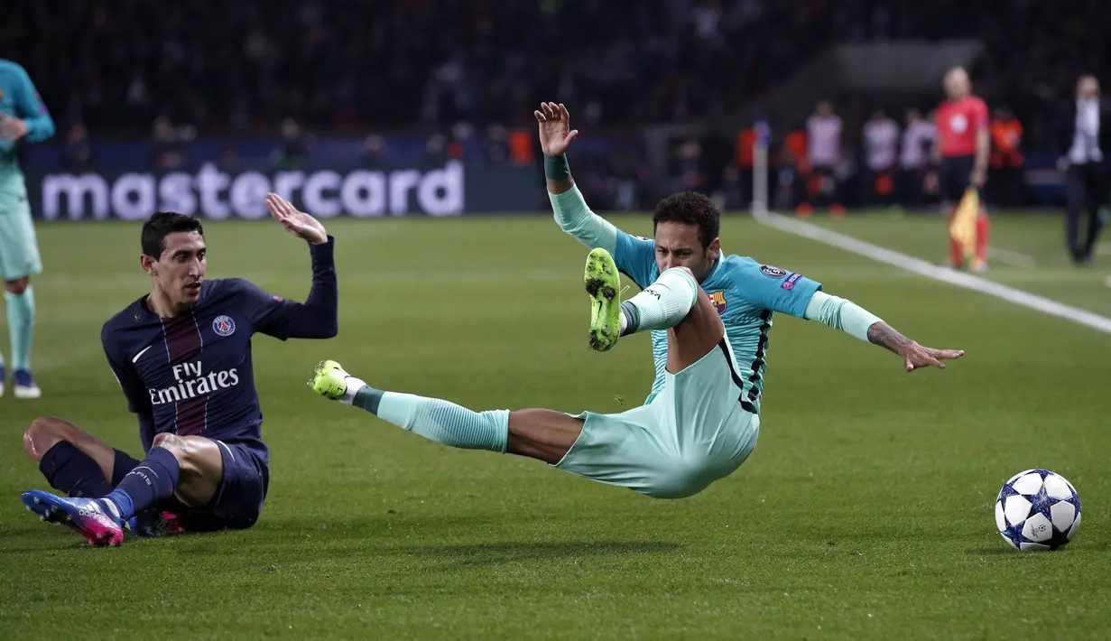 Duel pemain Paris Saint Germain, Angel Di Maria (kiri) dengan pemain FC Barcelona, Neymar (R) pada laga 16 besar Liga Champions di Parc des Princes stadium, Paris, (14/2/2017). Angel Di Maria memborong dua gol bagi PSG. (EPA/Yoan Valat)