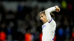 Luka Modric tampil begitu impresif dan menjadi pembeda di lini tengah Real Madrid. Salah satu momen apik sang pemain adalah saat memberikan umpan dengan teknik dan akurasi brilian untuk gol Rodrygo. Modric dinobatkan sebagai Man of the Match laga ini. (AP/Manu Fernandez)