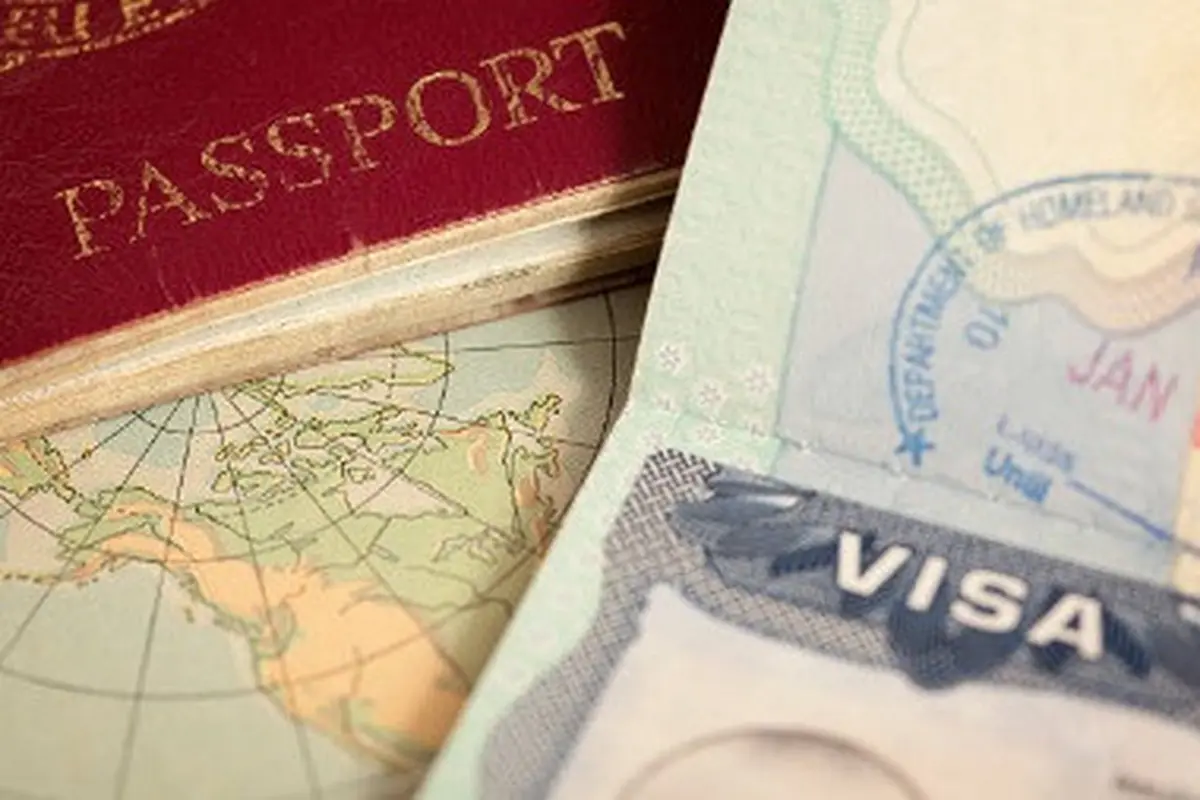 Ilustrasi visa dan paspor.