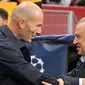 Pelatih Real Madrid Zinedine Zidane (kiri) berbicara dengan Manajer Galatasaray Fatih Terim jelang bertanding pada laga Liga Champions di Istanbul, Turki, Selasa (22/10/2019). Real Madrid mengalahkan Galatasaray lewat gol tunggal Toni Kroos. (AP Photo)