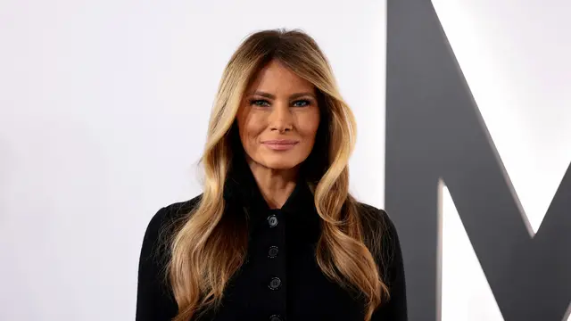 Melania Trump Rilis Film Dokumenter, Bersetelan Hitam Kreasi Desainer Italia yang Dituding Rasis