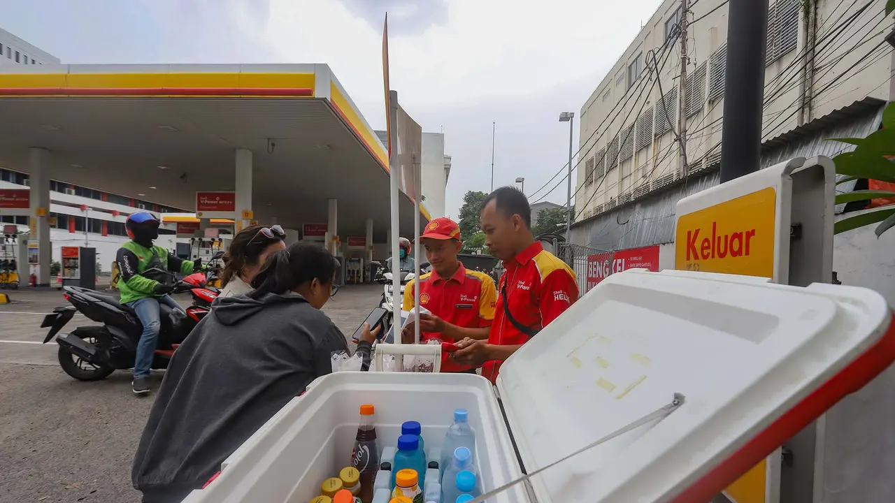Imbas Kekosongan Stok BBM, Pegawai SPBU Swasta Jajakan Produk Lain