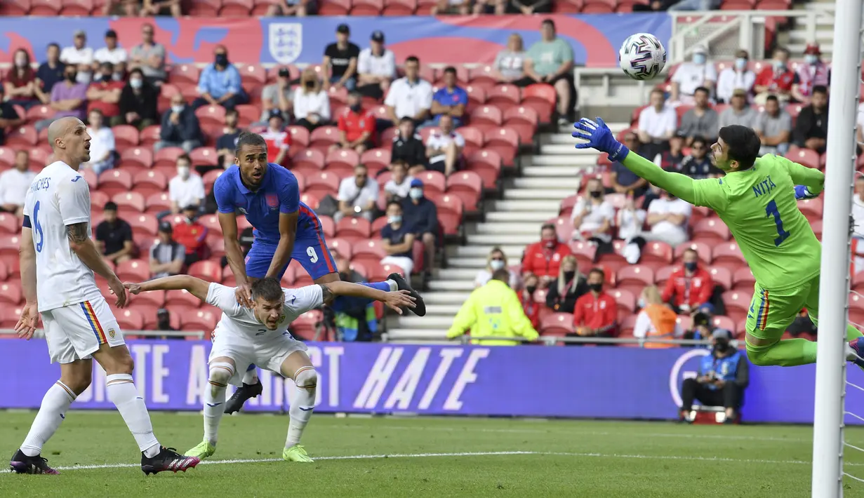 Striker Inggris, Dominic Calvert-Lewin (tengah) melepaskan sundulan ke gawang Rumania dalam laga uji coba menjelang berlangsungnya Euro 2020 di Riverside Stadium, Middlesbrough, Minggu (6/6/2021). Inggris menang 1-0 atas Rumania. (AP/Paul Ellis/Pool)