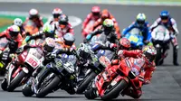 Start balapan MotoGP Prancis di Sirkuit Le Mans pada 16 Mei 2021. Beberapa pembalap harus mendapat long lap penalty. (JEAN-FRANCOIS MONIER / AFP)