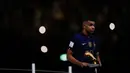Pemain Prancis Kylian Mbappe menerima trofi penghargaan Sepatu Emas usai melawan Argentina pada pertandingan sepak bola final Piala Dunia 2022 di Stadion Lusail, Lusail, Qatar, 18 Desember 2022. Kylian Mbappe berhak membawa pulang trofi penghargaan Sepatu Emas setelah menjadi pencetak gol terbanyak selama gelaran Piala Dunia 2022. (AP Photo/Petr David Josek)