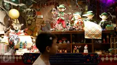 Seorang anak melintas di depan etalase atraksi boneka bergerak di Mal Taman Anggrek, Jakarta, Kamis (19/11). Mal Taman Anggrek menghadirkan suasana Natal lebih awal dengan atraksi boneka bergerak dan pohon natal setinggi 19 m. (Liputan6.com/Yoppy Renato)