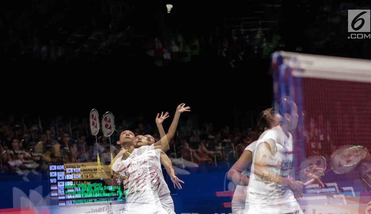 Ganda Campuran Indonesia, Della Destiara Haris dan Rosyita Eka Putri Sari saat berlaga melawan Chang Ye Na dan Lee So Hee (Korea) dalam babak perempat final Indonesia Open 2017 di JCC Plenary Hal, Jakarta, Jumat (16/6). (LIputan6.com/Faizal Fanani)
