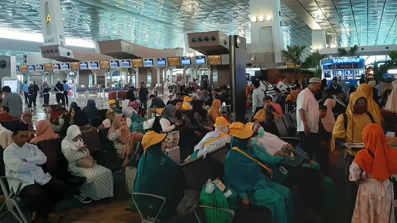 Warga yang hendak umrah tertahan di Bandara Soekarno Hatta, Kamis (27/2/2020).