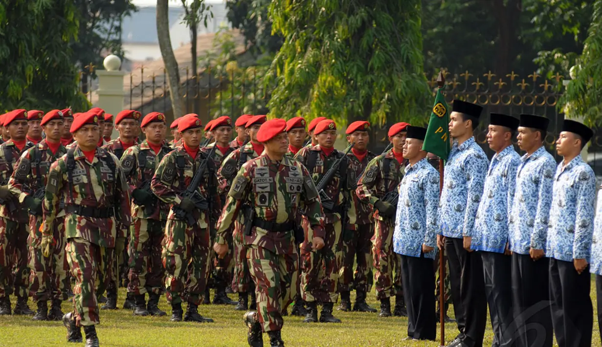 KSAD Jenderal Gatot Nurmantyo melakukan inspeksi pasukan sesaat sebelum upacara serah terima jabatan Danjen Kopassus di Markas Kopassus, Cijantung, Jaktim, (24/10/2014). (Liputan6.com/Helmi Fithriansyah)
