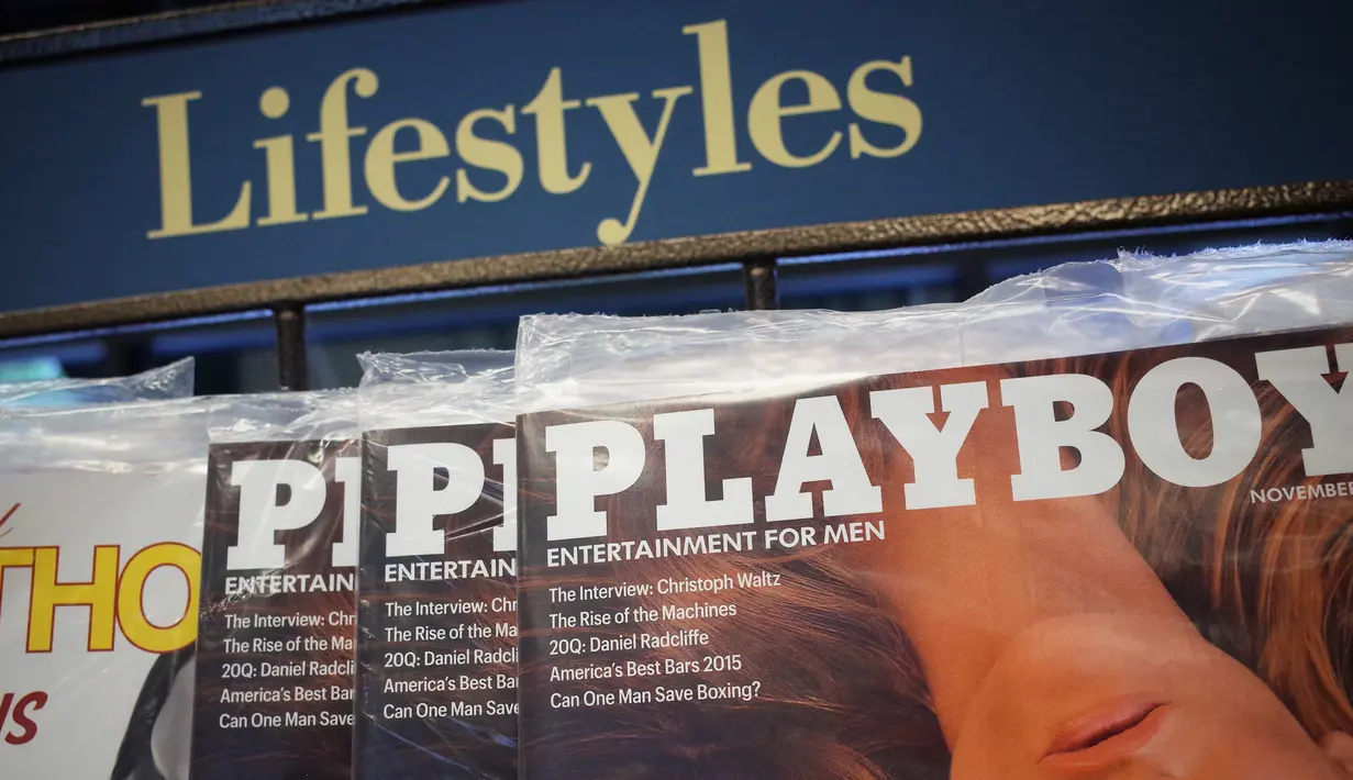 Majalah Playboy edisi November 2015 terlihat di toko buku di Maryland, Selasa (13/10). Majalah Playboy menyatakan berhenti memuat foto wanita telanjang karena perkembangan internet membuat majalah porno tak lagi menjadi komersial. (AFP PHOTO/Mandel NGAN)