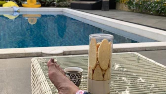 Nyaman dan Asri, Ada Tempat Tidur Rotan di Halaman Belakang Rumah Krisdayanti, (dok.Instagram @krisdayantilemos/https://www.instagram.com/p/CFGJXgrAM_L/Henry)