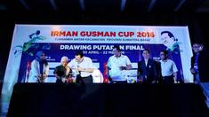 Ketua DPD-RI, Irman Gusman (3kiri) saat melakukan drawing putaran Final Irman Gusman Cup 2016 di Hotel Mercure, Padang, Sumatera Barat. (Bola.com/SPARTAN Enterprise)