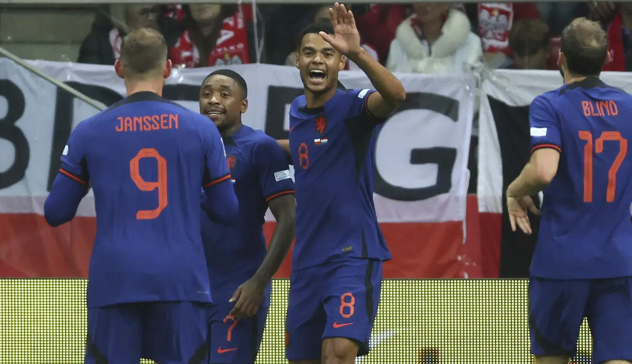 Menit ke-60, Belanda menggandakan keunggulan. Umpan satu dua dengan Janssen di sisi kiri dituntaskan Bergwijn dengan sepakan ke sudut bawah tiang jauh. (AP Photo/Michal Dyjuk)