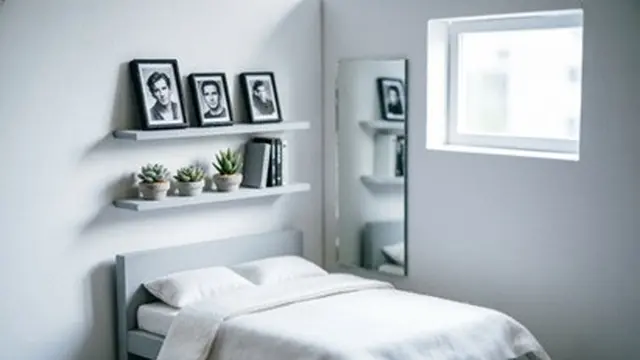 Desain Kamar Tidur Monokrom dengan Ambalan Melayang