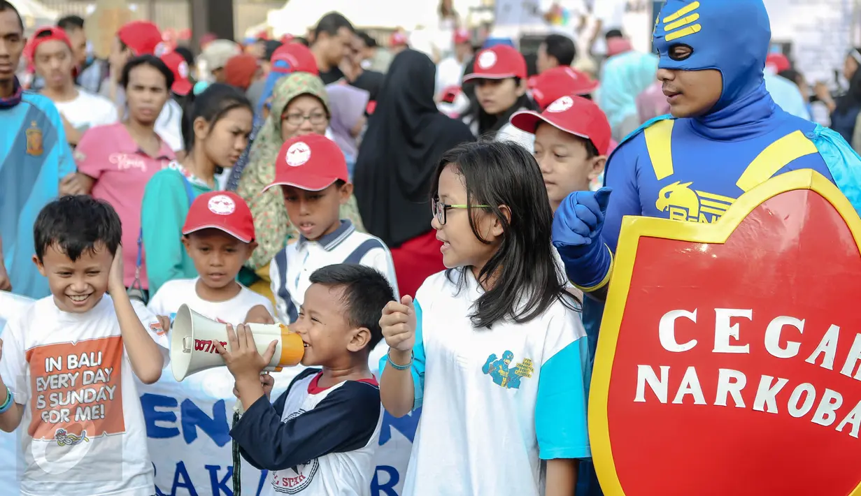 Seorang pria berkostum Kapten BNN dan sejumlah anak mengadakan aksi Hari Anak Nasional di Bundaran HI, Jakarta, Minggu (2/8/2015). Mereka mengajak anak-anak Indonesia untuk menjauhi narkoba. (Liputan6.com/Faizal Fanani)