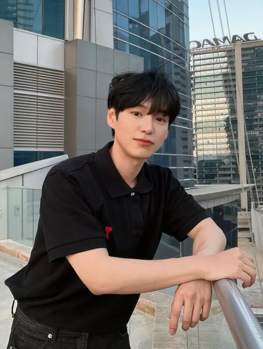 Heo Chan terlihat simpel menggunakan kaos berwarna hitam yang dipasangkan dengan celana berwarna sama. Heo Chan sebelumnya merupakan personil boyband VICTON. (Instagram/@nahc_xxh)