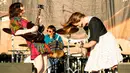 Carrie Brownstein (kiri) dan Corin Tucker dari Sleater Kinney tampil pada hari ketiga Riot Fest 2022 di Douglass Park, Chicago, Amerika Serikat, 18 September 2022. (Photo by Rob Grabowski/Invision/AP)