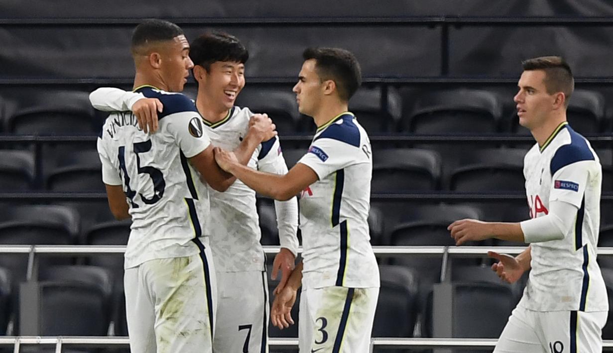 Striker Tottenham, Son Heung-Min, merayakan gol yang dicetaknya ke gawang LASK pada laga Grup J Liga Europa 2020/2021 di Tottenham Hotspurs Stadium, Jumat (23/10/2020) dini hari WIB. Tottenham menang telak 3-0 atas LASK. (AFP/Daniel Leal-Olivas)