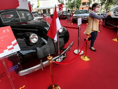 Pengunjung berswafoto dengan latar belakang salah satu mobil kepresidenan yang dipamerkan di Gedung Sarinah, Jakarta Pusat, Kamis (18/8/2022). Pameran dalam rangka Hari Ulang Tahun ke-77 Kemerdekaan Republik Indonesia ini digelar hingga 22 Agustus mendatang dan memamerkan mobil kepresidenan dari Era Presiden Soekarno hingga Presiden Joko Widodo. (Liputan6.com/Johan Tallo)