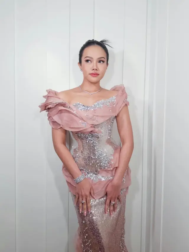 Potret Yura Yunita Awali 2026 dengan Bergaya Fairy Modern, Tampil Pangling dalam Gaun Pink Lisa Ju