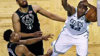 Aksi pemain Boston Celtics, Al Horford (42) melakukan dunks saat melawan Milwaukee Bucks pada laga playoffs NBA basketball di TD Garden, Boston, (24/4/2018). Celtics menang  92-87. (AP/Charles Krupa)