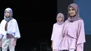 Sejumlah model berpose saat membawakan busana rancangan desainer Ria Miranda saat tampil di Riamiranda The Fourth Annual Trend Show 2017 di Hall Senayan City, Jakarta, Sabtu (10/12). (Liputan6.com/Herman Zakharia)