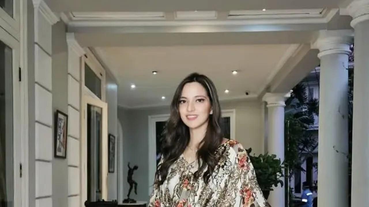 8 Model Gamis Kekinian ala Nia Ramadhani, Elegan untuk Wanita Kaki Jenjang