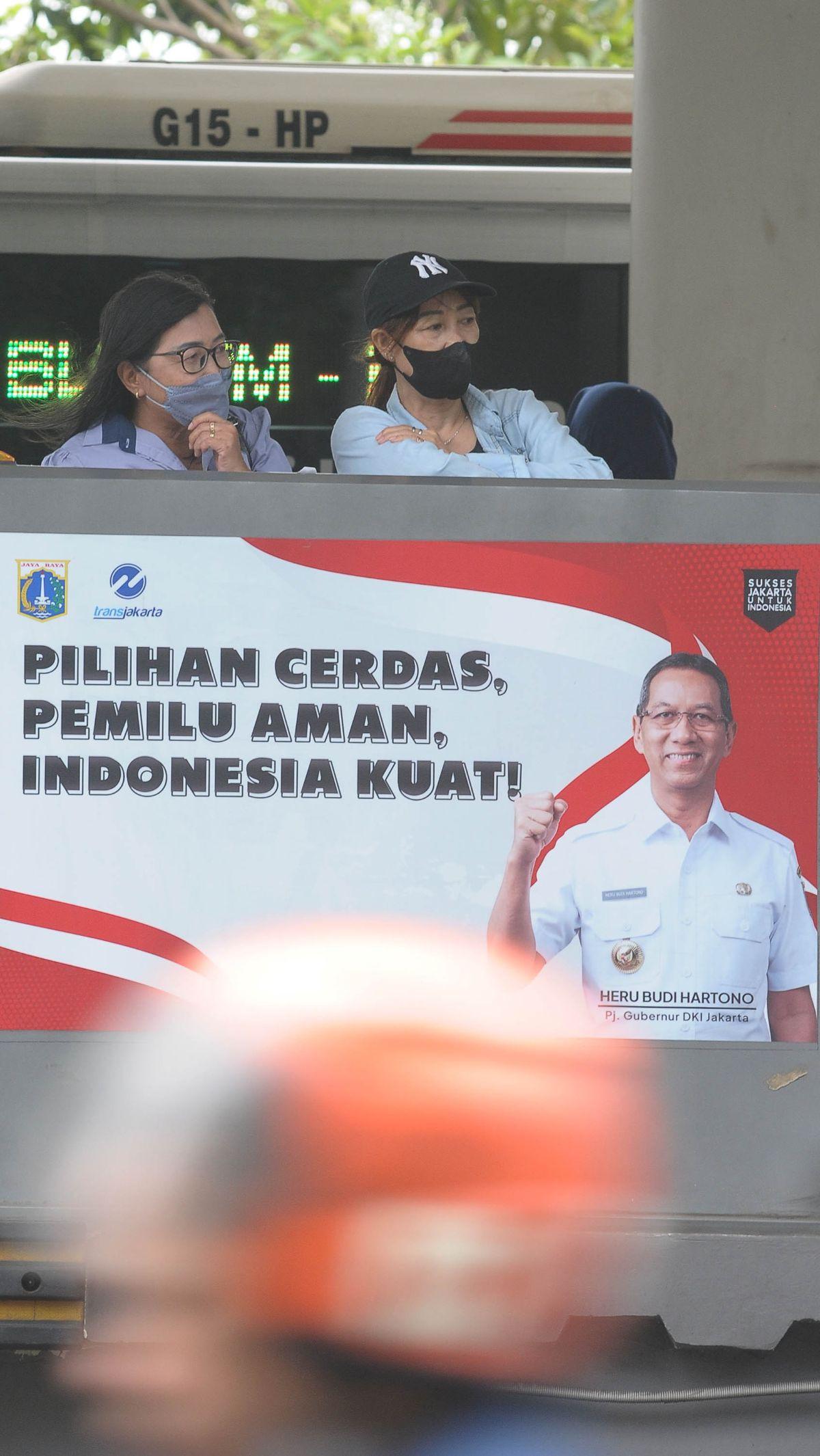 Stiker ini tampak menampilkan Heru Budi yang berpose mengepalkan tangan sambil tersenyum. Selain itu, ada juga tulisan "Pilihan Cerdas, Pemilu Aman, Indonesia Kuat!"