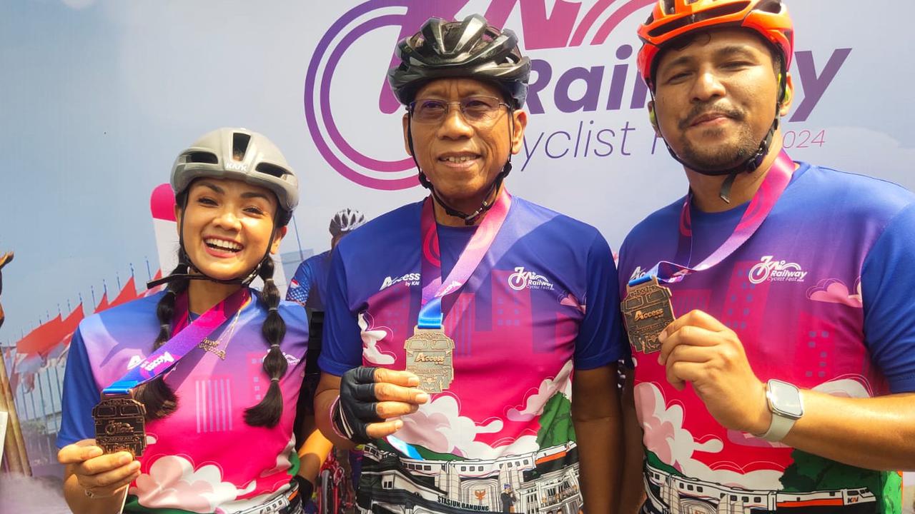 Keseruan Nirina Zubir Bersepeda Keliling Bandung Bareng Ribuan Orang